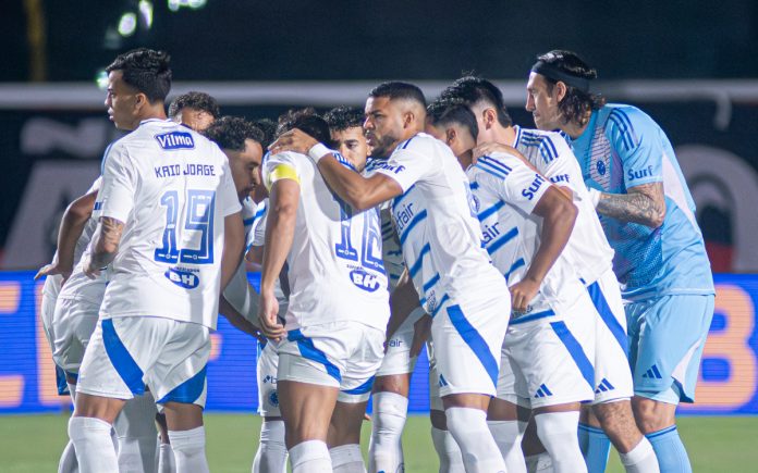Jogadores do Cruzeiro em duelo contra o Vitória, no Barradão