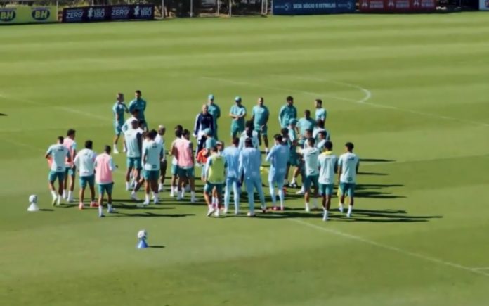 Jogadores do Cruzeiro trabalharam sob orientação de Leonardo Jardim na Toca II