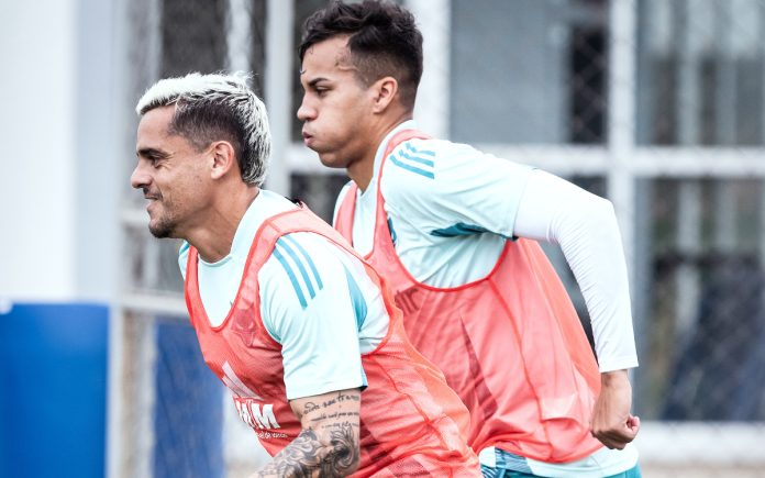 Kaio Jorge e Fagner em ação no treino do Cruzeiro (Foto: Gustavo Aleixo/Cruzeiro) Kaio Jorge e Fagner em ação no treino do Cruzeiro (Foto: Gustavo Aleixo/Cruzeiro)