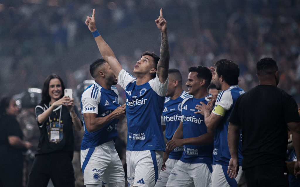 Time do Cruzeiro comemora um dos gols contra o Palmeiras (Foto: Gustavo Martins/Cruzeiro)