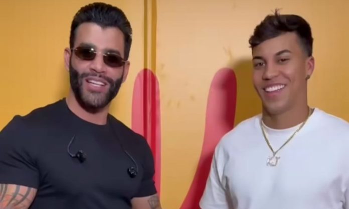 Kaio Jorge presenteou Gusttavo Lima com camisa do Cruzeiro