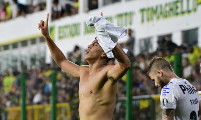 Kaio Jorge comemora gol contra o Defensa y Justicia