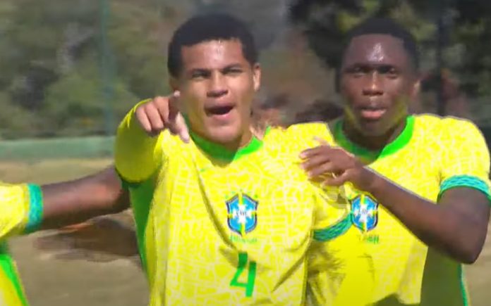 Kauã Prates comemora gol pela Seleção Brasileira Sub-17