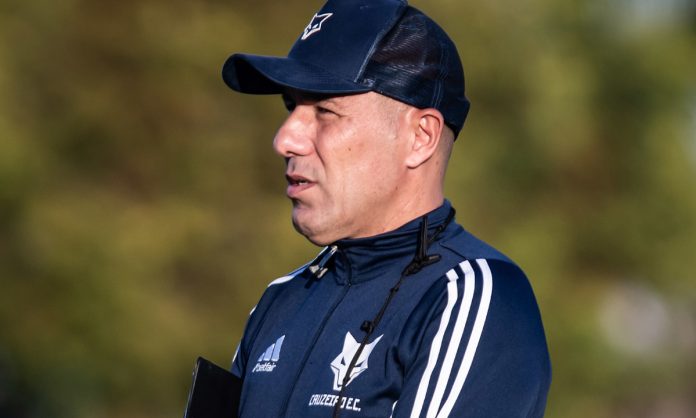Leonardo Jardim durante treino do Cruzeiro na Toca da Raposa II, em BH