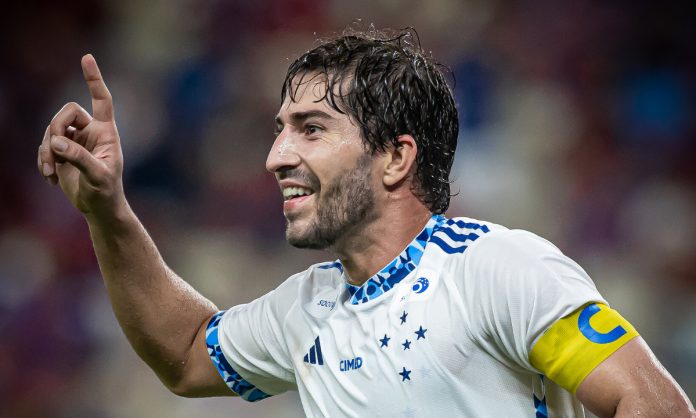 Lucas Silva comemora gol pelo Cruzeiro contra o Fortaleza, no Castelão