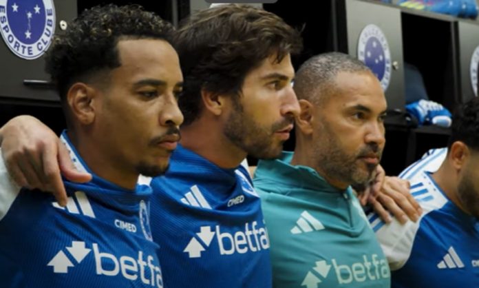 lucassilvavestiáriocruzeiro Lucas Silva discursou para companheiros antes de vitória contra o Palmeiras