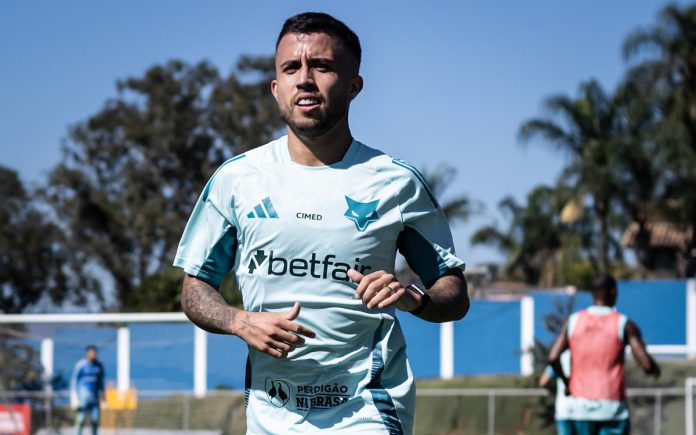Matheus Henrique em treino do Cruzeiro