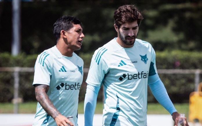 Lucas Romero e Lucas Silva em treino do Cruzeiro na Toca da Raposa II