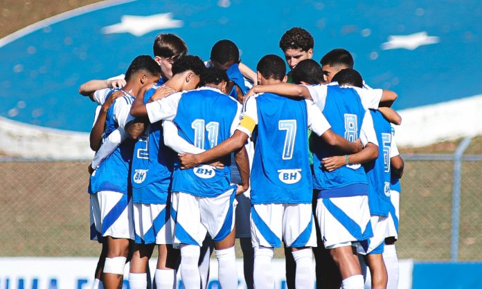 Time do Cruzeiro em jogo do Brasileirão Sub-17