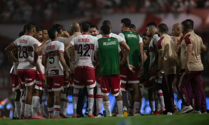 Barroca ao lado dos jogadores do CRB