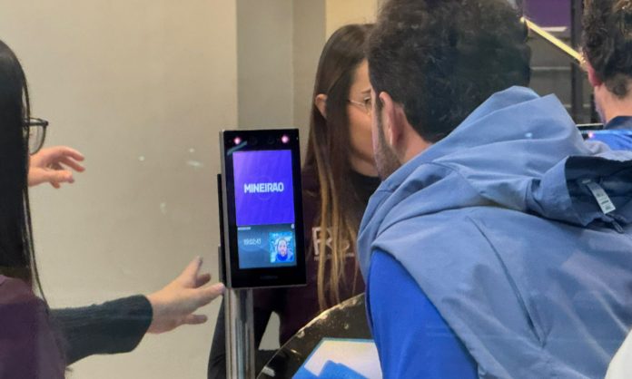 Torcedor do Cruzeiro tenta fazer leitura da biometria facial