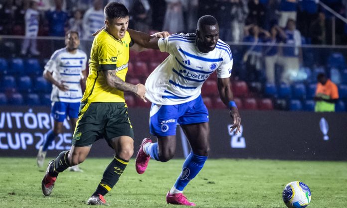 Bolasie em lance contra o Defensa