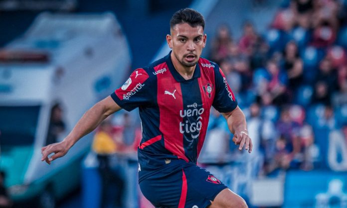 Fabrízio Peralta em reestreia pelo Cerro