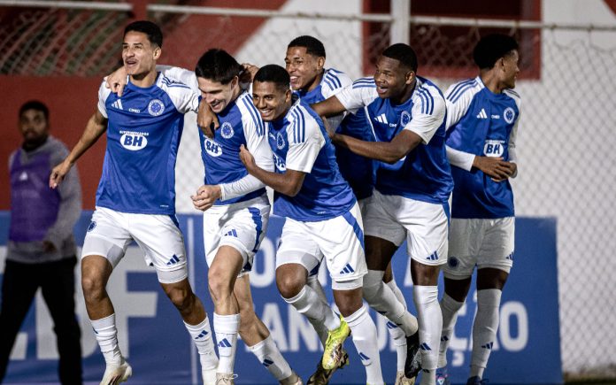 Time do Cruzeiro comemora gol diante do Fluminense (Foto: Tiago Trindade/Onefoto)