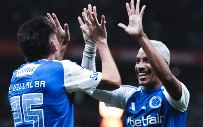 Villalba e Matheus Pereira, do Cruzeiro (Foto: Gustavo Martins/Cruzeiro)