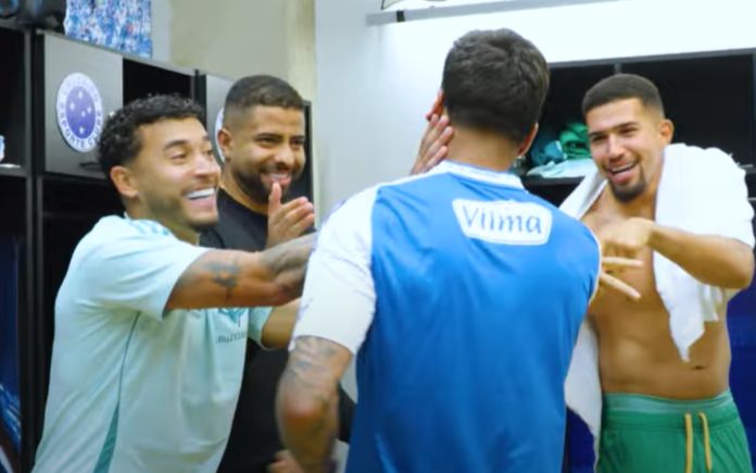 Kaio Jorge no vestiário após marcar hat-trick diante do Grêmio (Foto: reprodução/Cruzeiro)