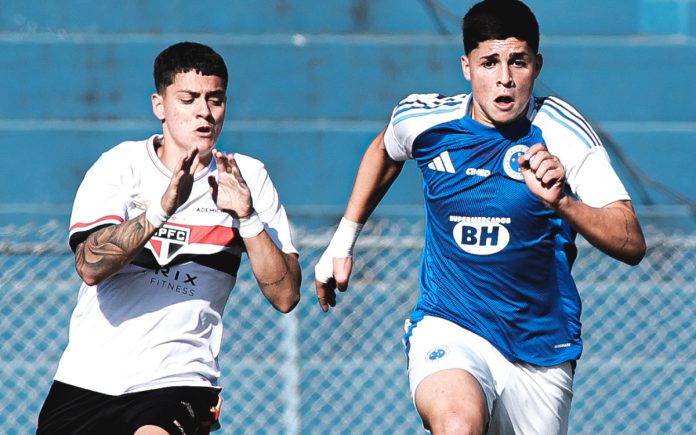 Baptistella em ação diante do São Paulo (Foto: Gustavo Martins/Cruzeiro)