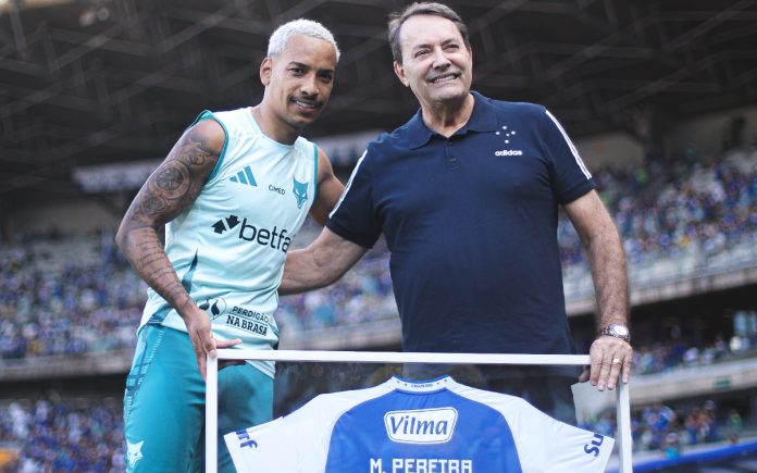 Matheus Pereira recebeu homenagem de Pedrinho, do Cruzeiro (Foto: Gustavo Martins/Cruzeiro)