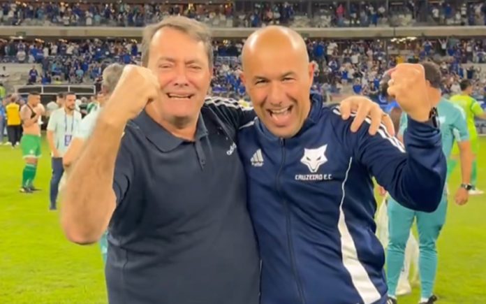Pedro Lourenço e Leonardo Jardim, do Cruzeiro (Foto: reprodução/Cruzeiro)