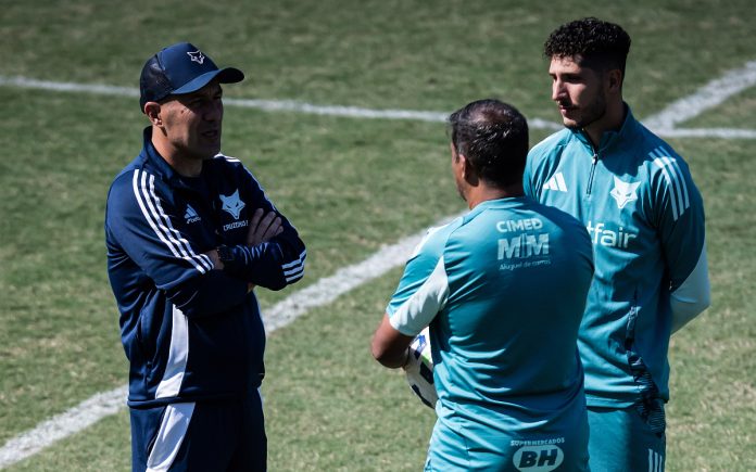 Leonardo Jardim em treino do Cruzeiro, no Espirito Santo (Foto: Gustavo Aleixo/Cruzeiro)