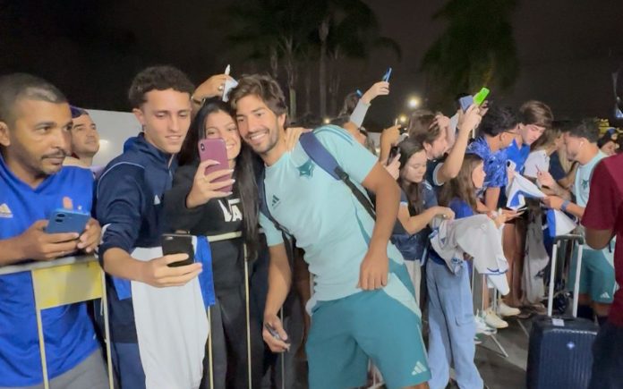 Lucas Silva é tietado em chegada do Cruzeiro a Vitória (Foto: Thaynara Amaral)