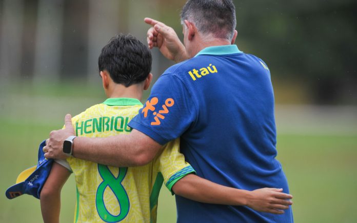 Henrique Lemos veste a 8 e é capitão da Seleção Brasileira Sub-15 (Foto: Divulgação/CBF)