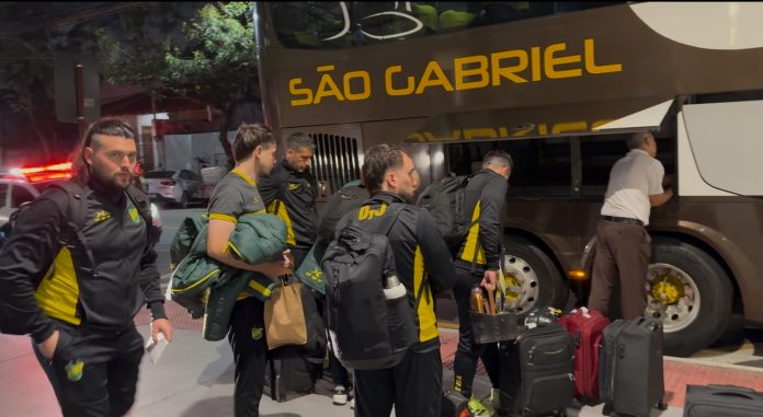 Defensa y Justicia já está em Vitória para enfrentar o Cruzeiro (Foto: Thaynara Amaral)