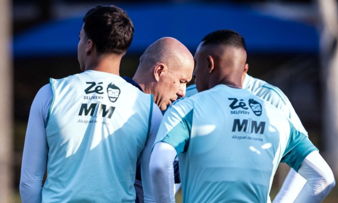 Jardim monta time do Cruzeiro para jogo com Corinthians Jardim monta time do Cruzeiro para jogo com Corinthians