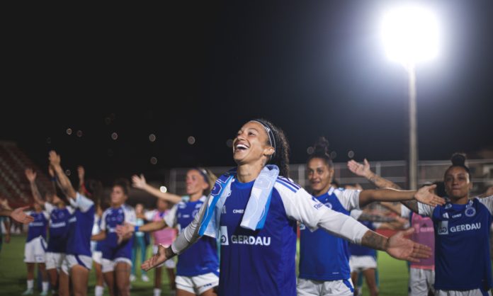 Jogadoras do Cruzeiro comemoram vitória com torcida