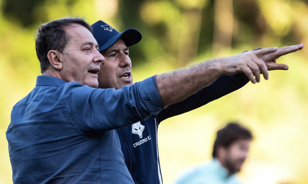 Leonardo Jardim e Pedrinho em conversa no treino
