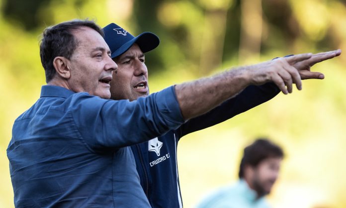 Leonardo Jardim e Pedrinho Leonardo Jardim e Pedrinho em conversa no treino