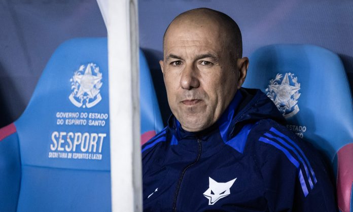 Leonardo Jardim sentado no banco de reservas do Kléber Andrade