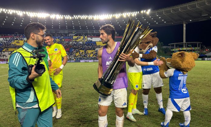 Lucas Silva recebeu o troféu do jogo pela Vitória CUP