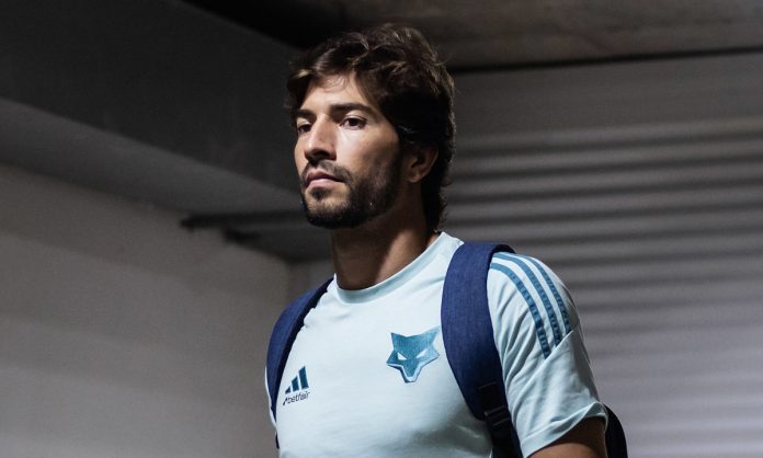 Lucas Silva em chegada ao Kléber Andrade
