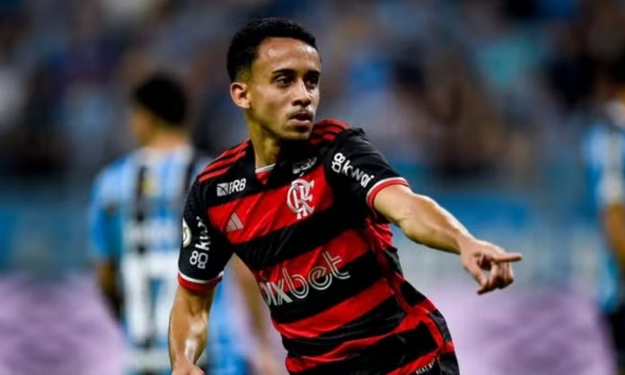 Matheus Gonçalves em jogo pelo Flamengo