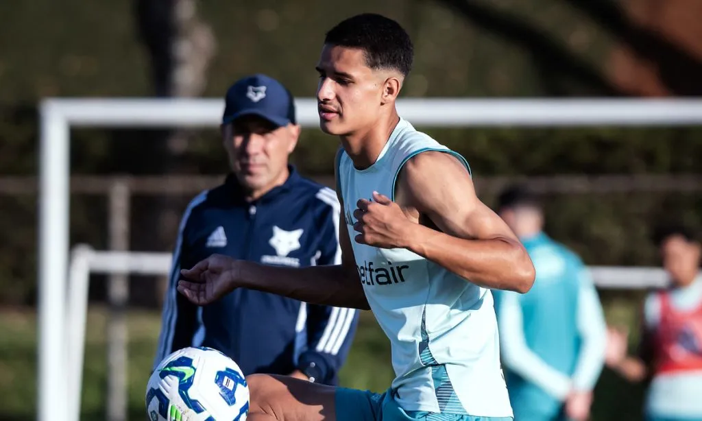 Murilo Rhikman em treino do Cruzeiro