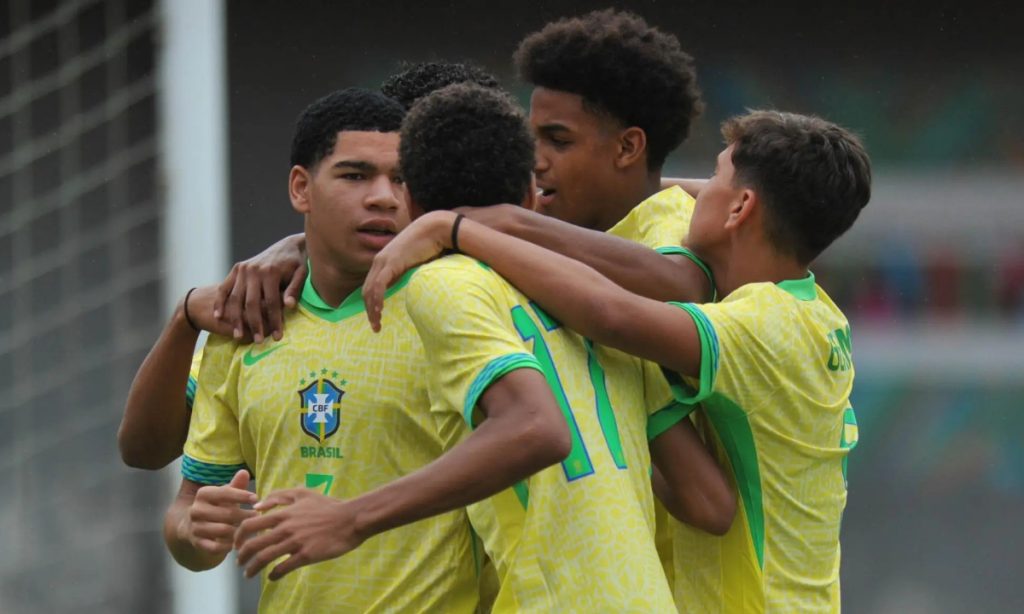 Thaylon comemora gol pela Seleção Brasileira Sub-15