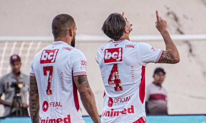 Weverton marcou gol contra a Ferroviária-SP