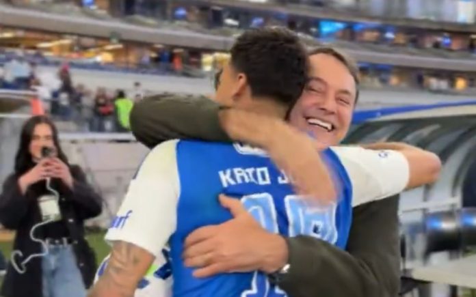 Pedrinho abraçou Kaio Jorge após hat-trick do atacante contra o Grêmio