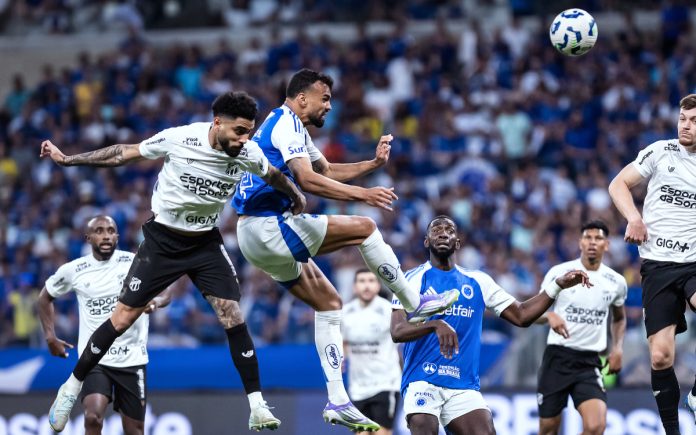 Fabrício Bruno tenta gol de cabeça contra o Ceará