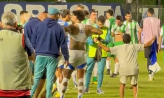Gabigol deu a camisa para o garoto após a vitória sobre o Banfield-ARG. (Arthur Mesquisa/Samuca TV)