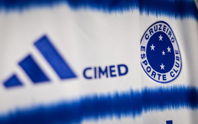 Camisa do Cruzeiro em jogo da Vitória CUP