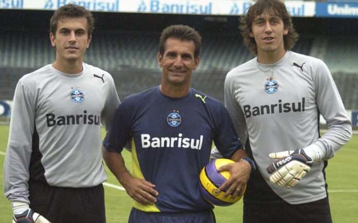 cássiobasegrêmio Cássio, do Cruzeiro, foi revelado pelo Grêmio