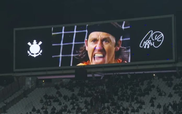 Cássio, do Cruzeiro, foi homenageado pelo Corinthians