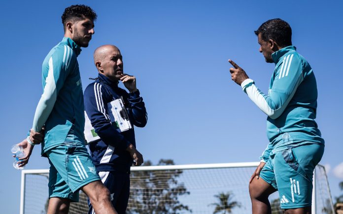 Comissão técnica do Cruzeiro em treino na Toca da Raposa II