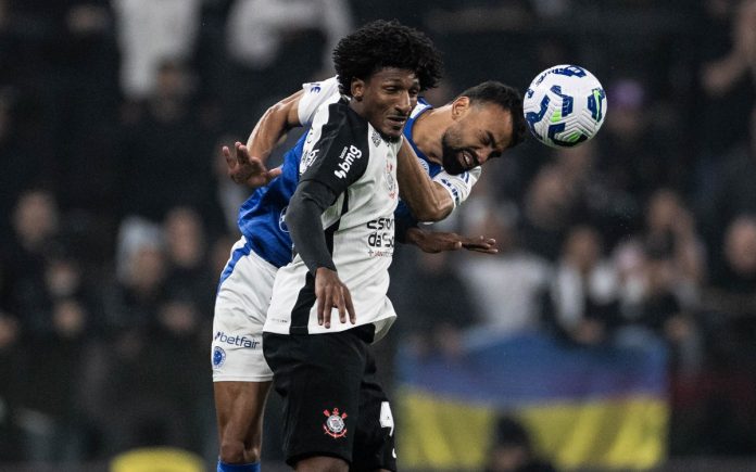 Fabrício Bruno ganha duelo áereo com Talles Magno