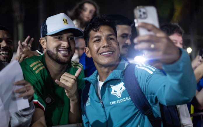 Lucas Romero atende torcedor do Cruzeiro na chegada ao hotel em Vitória, no Espírito Santo