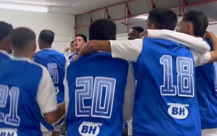 Jogadores do Cruzeiro celebram classificação no sub-20