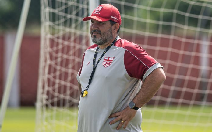 Eduardo Barroca em treino do CRB