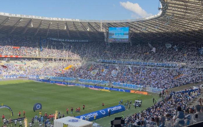 Torcida do Cruzeiro fez festa para recepcionar time no Mineirão Torcida do Cruzeiro fez festa para recepcionar time no Mineirão